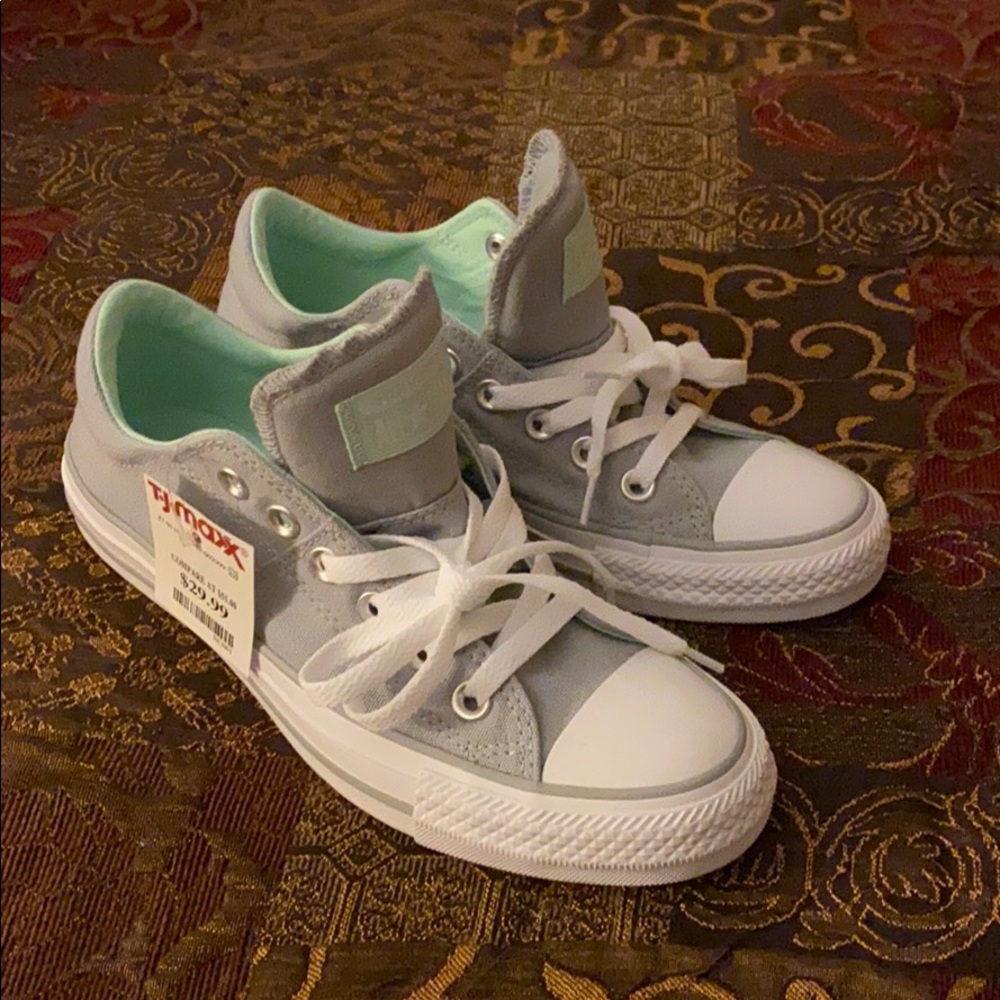 Women’s Converse Sneakers Size 7